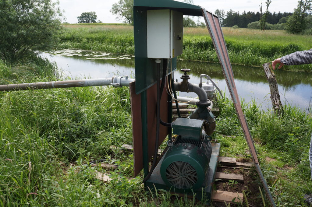 Pump invid ett vattendrag för uttag av vatten