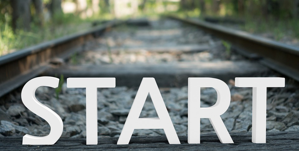 Järnvägsräls med texten "start" i förgrunden
